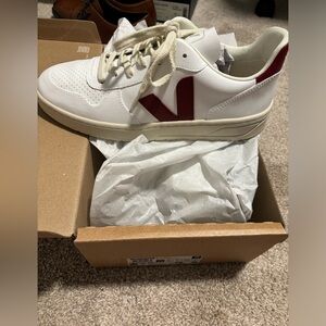 VEJA U.S size 10, EUR size 43